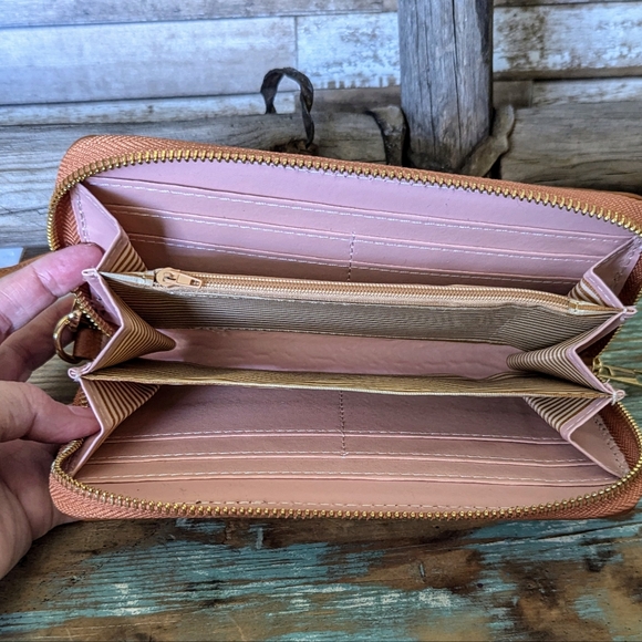 New Faux Leather Tooled Brown Braided Wristlet/Wallet - Picture 9 of 12